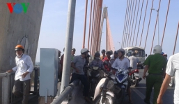 Nam thanh niên gọi 19 cuộc trước khi nhảy cầu tự tử